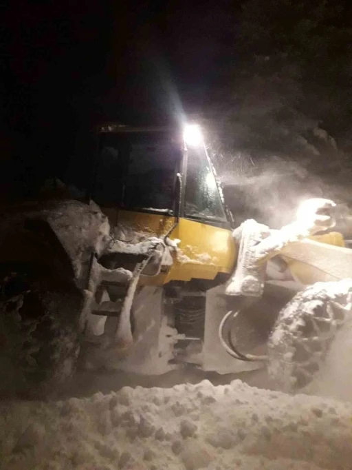 Sis Dağı&rsquo;nda karda mahsur kalan 5 kişi belediye ekipleri tarafından kurtarıldı
