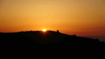 Sis denizinde g&uuml;n batımı mest etti
