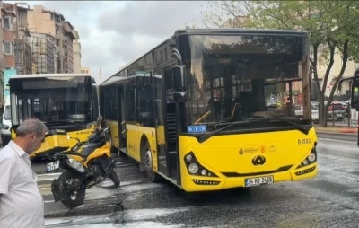 Şişhane&rsquo;de iki İETT otob&uuml;s&uuml; &ccedil;arpıştı: Yola d&ouml;k&uuml;len yağ s&uuml;r&uuml;c&uuml;lere zor anlar yaşattı