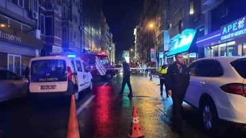 Şişli Abide-i H&uuml;rriyet Caddesi&rsquo;nde binadan d&uuml;şen par&ccedil;alar nedeniyle yol trafiğe kapatıldı
