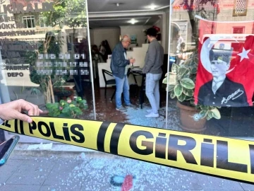 Şişli&rsquo;de emlak&ccedil;ıya silahlı saldırı kamerada: Kimseyle husumeti olmadığını s&ouml;yleyen emlak&ccedil;ı şaşkına d&ouml;nd&uuml;
