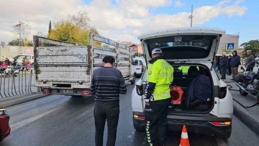 Şişli&rsquo;de faciadan d&ouml;n&uuml;len kaza kamerada: A&ccedil;ık kalan vin&ccedil; elektrik tellerini kopardı, trafik levhası yola devrildi
