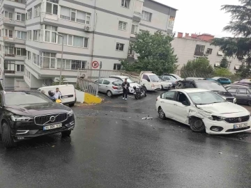 Şişli&rsquo;de facianın eşiğinden d&ouml;n&uuml;ld&uuml;: Market kamyonu yokuş aşağı kayarak 7 araca &ccedil;arptı

