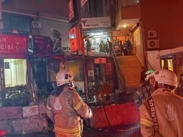 Şişli&rsquo;de motosiklet tamirhanesi alev alev yandı