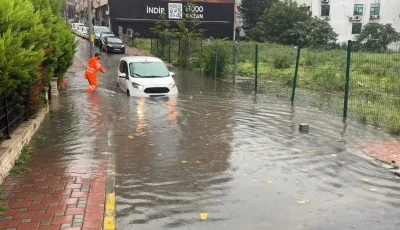 Şişli&rsquo;de sağanak sonrası caddeyi su bastı: S&uuml;r&uuml;c&uuml; mahsur kaldı