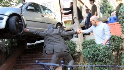 Şişli'de yokuştan kayan otomobil &ccedil;ocuk parkına girdi