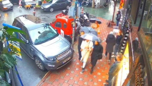 Şişli&rsquo;de yolda y&uuml;r&uuml;yen kadının telefonunu b&ouml;yle &ccedil;aldı
