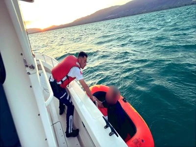 Şişme botuyla İznik G&ouml;l&uuml;'nde akıntıya kapılıp mahsur kalan tatilci kurtarıldı