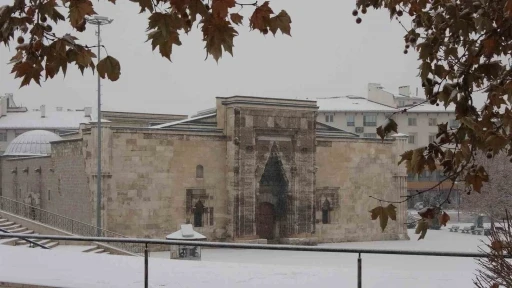 Sivas g&uuml;ne beyaz &ouml;rt&uuml;yle uyandı, ortaya kartpostallık g&ouml;r&uuml;nt&uuml;ler &ccedil;ıktı
