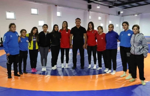 Sivas&rsquo;ın tek kadın g&uuml;reş takımı başarıdan başarıya koşuyor
