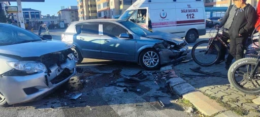 Sivas&rsquo;ta 3 aracın karıştığı kazada 3 kişi yaralandı
