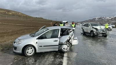Sivas'ta 3 aracın karıştığı zincirleme kaza: 1 &ouml;l&uuml;, 5 yaralı