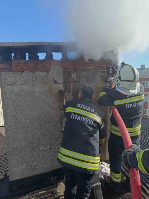 Sivas&rsquo;ta baca yangını itfaiyenin zamanda m&uuml;dahalesi ile s&ouml;nd&uuml;r&uuml;ld&uuml;
