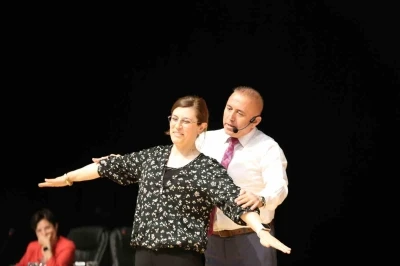 Sivas&rsquo;ta bağımlılık t&uuml;rleri uzmanları tarafından ele alındı
