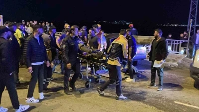 Sivas&rsquo;ta feci kaza: Tofaş bariyere ok gibi saplandı, s&uuml;r&uuml;c&uuml;s&uuml; yaralandı
