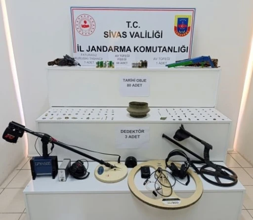 Sivas&rsquo;ta jandarma operasyonu, 12 kişi g&ouml;zaltına alındı
