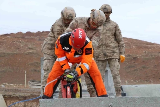 Sivas&rsquo;ta komandolara arama kurtarma eğitimi verildi
