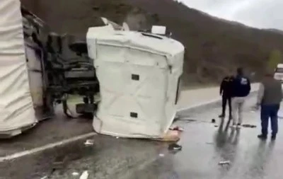 Sivas&rsquo;ta kontrolden &ccedil;ıkan kamyon devrildi, s&uuml;r&uuml;c&uuml; yaralandı