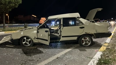 Sivas'ta otomobil karşı şeride ge&ccedil;ip, takla attı: 1'i ağır 3 yaralı