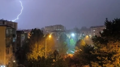 Sivas&rsquo;ta şimşekler geceyi aydınlattı
