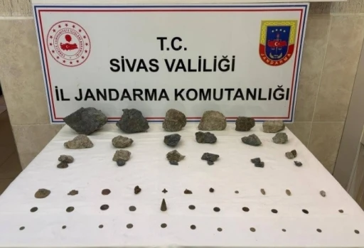 Sivas&rsquo;ta tarihi eser niteliği taşıyan taşlar, sikkeler ve objeler ele ge&ccedil;irildi
