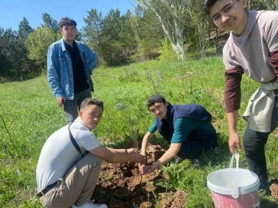 Sivas&rsquo;ta T&uuml;rk d&uuml;nyası &ouml;ğrencileri fidan dikti
