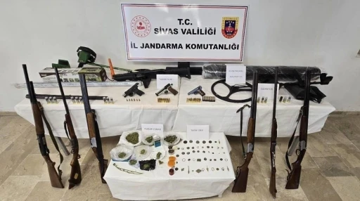 Sivas&rsquo;ta uyuşturucu tacirlerine jandarma operasyonu: 4 kişi tutuklandı
