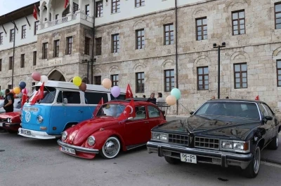 Sivas Uluslararası Film Festivali, kortej y&uuml;r&uuml;y&uuml;ş&uuml; ile başladı