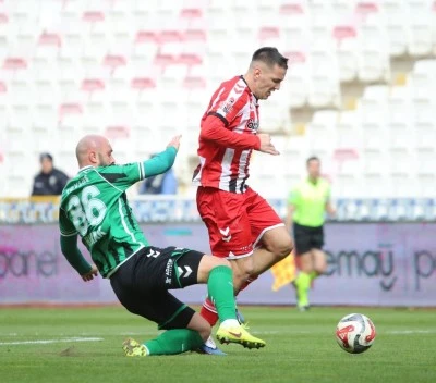 Sivasspor evinde farklı kazandı