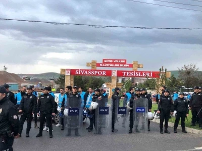 Sivasspor taraftarından tesislerin &ouml;n&uuml;nde protesto
