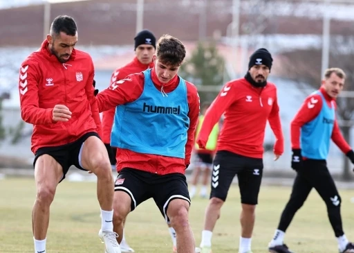Sivasspor teknik direkt&ouml;rs&uuml;z &ccedil;alıştı
