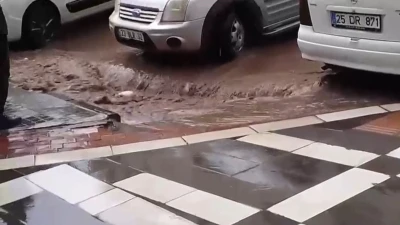 Siverek&rsquo;te aniden bastıran yağış sele neden oldu
