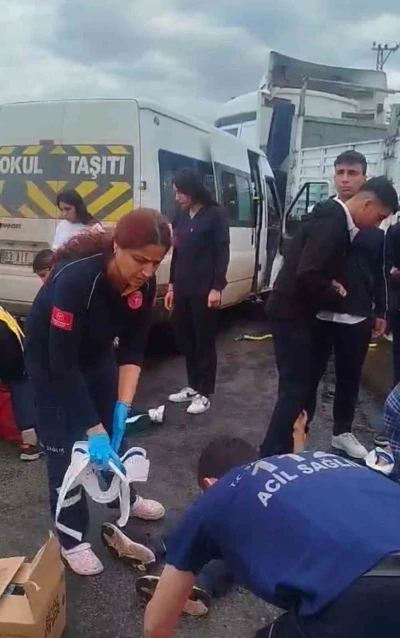 Siverek&rsquo;te &ouml;ğrenci servisi tıra &ccedil;arptı: 6 yaralı

