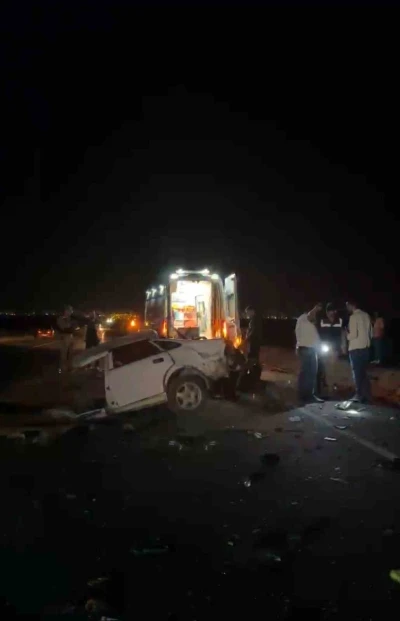 Siverek&rsquo;te otomobil tıra &ccedil;arptı: 1 &ouml;l&uuml;, 1 yaralı
