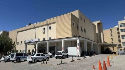 Siverek&rsquo;te otomobil trakt&ouml;re &ccedil;arptı: 4 yaralı