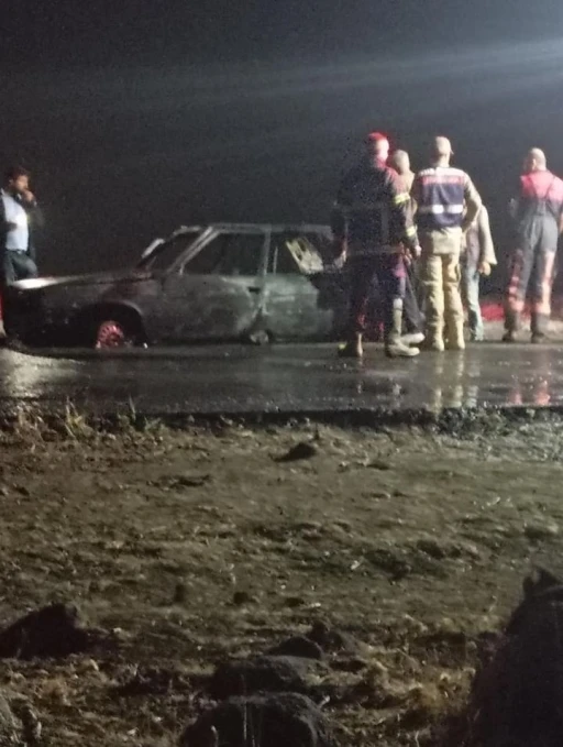 Siverek&rsquo;te seyir halindeki otomobil yandı
