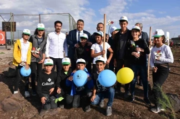 Siverek&rsquo;te y&uuml;zlerce fidan toprakla buluşturuldu
