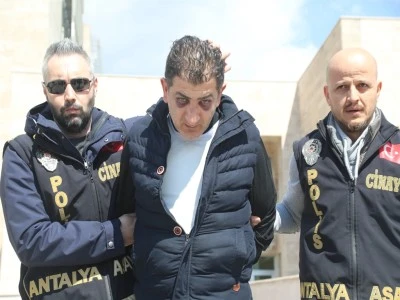 Siyasi parti broş&uuml;r&uuml; bıraktı canından oldu