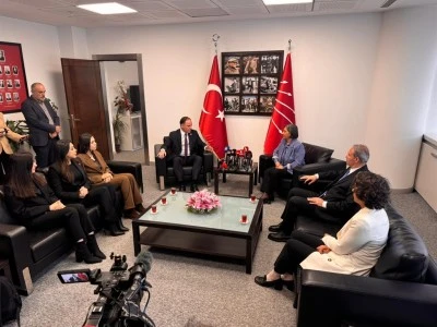 Siyasi partiler bayramlaştı