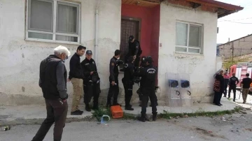 Şizofreni hastası adam evde ne varsa sokağa atıp, havalı tabancayla ateş a&ccedil;tı
