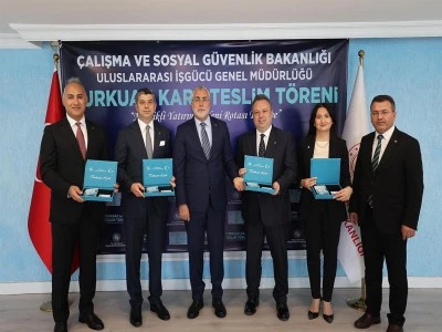 SOCAR ve T&uuml;rk Trakt&ouml;r CEO'larına 'Turkuaz Kart' verildi