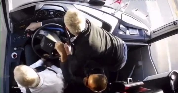 Şof&ouml;r kalp krizi ge&ccedil;irdi, otob&uuml;s&uuml; ikinci kaptan durdurdu
