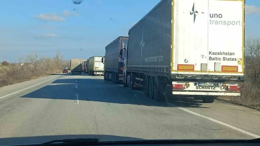 Soğuk havada tır kuyruğu 30 kilometreyi ge&ccedil;ti
