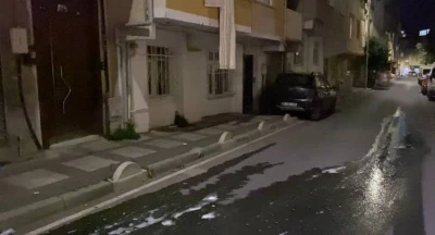 Kadını bı&ccedil;aklayan saldırganı mahalleli tepeledi; polis g&uuml;&ccedil;l&uuml;kle g&ouml;zaltına aldı