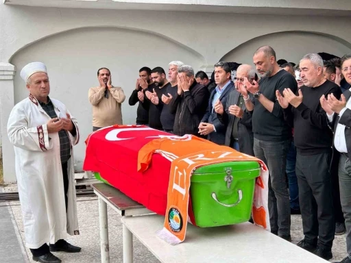 Sokak ortasında &ouml;ld&uuml;r&uuml;len teknik direkt&ouml;r Ersin Aka son yolculuğuna uğurlandı