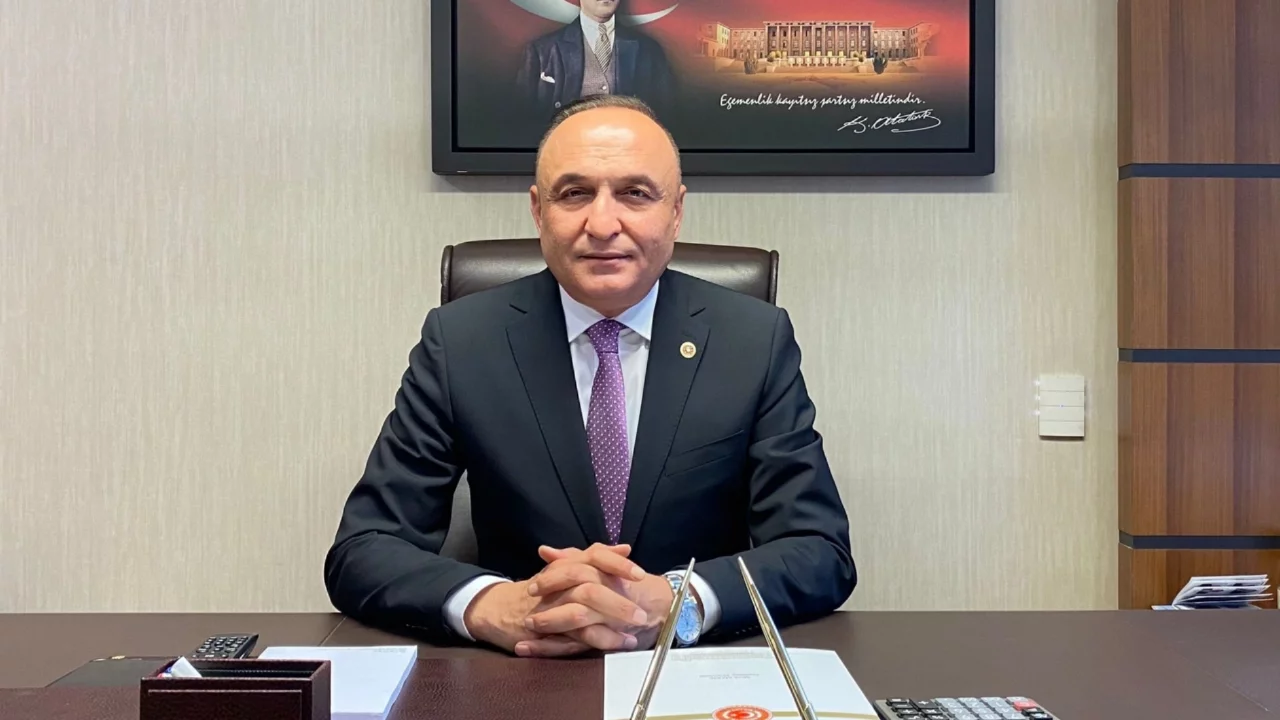 Sokak ortasında milletvekiline bı&ccedil;aklı saldırı!