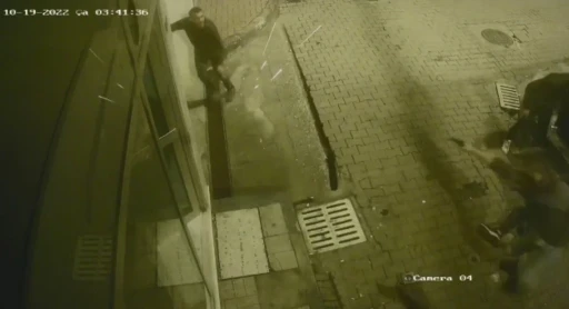 Sokak ortasında oğlu &ouml;ld&uuml;r&uuml;len kadın: "Oğlum gencecikti, gurbetteydi"
