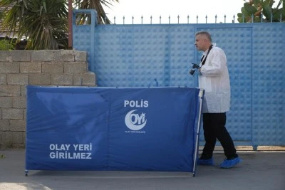  Sokak ortasında yanında şırıngayla &ouml;l&uuml; bulundu