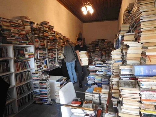 Sokaklardan toplanan kitaplar yeniden hayat buluyor
