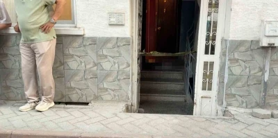 Sokakta d&uuml;şen yaşlı adam evinin kapısında hayatını kaybetti